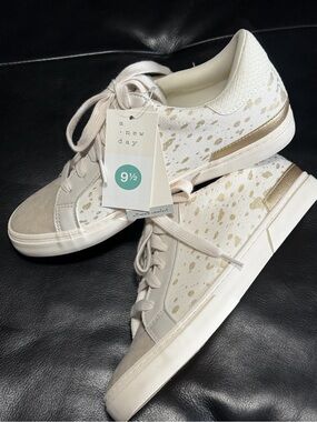 A New Day Maddison sneakers 9.5 cream gold polka dots